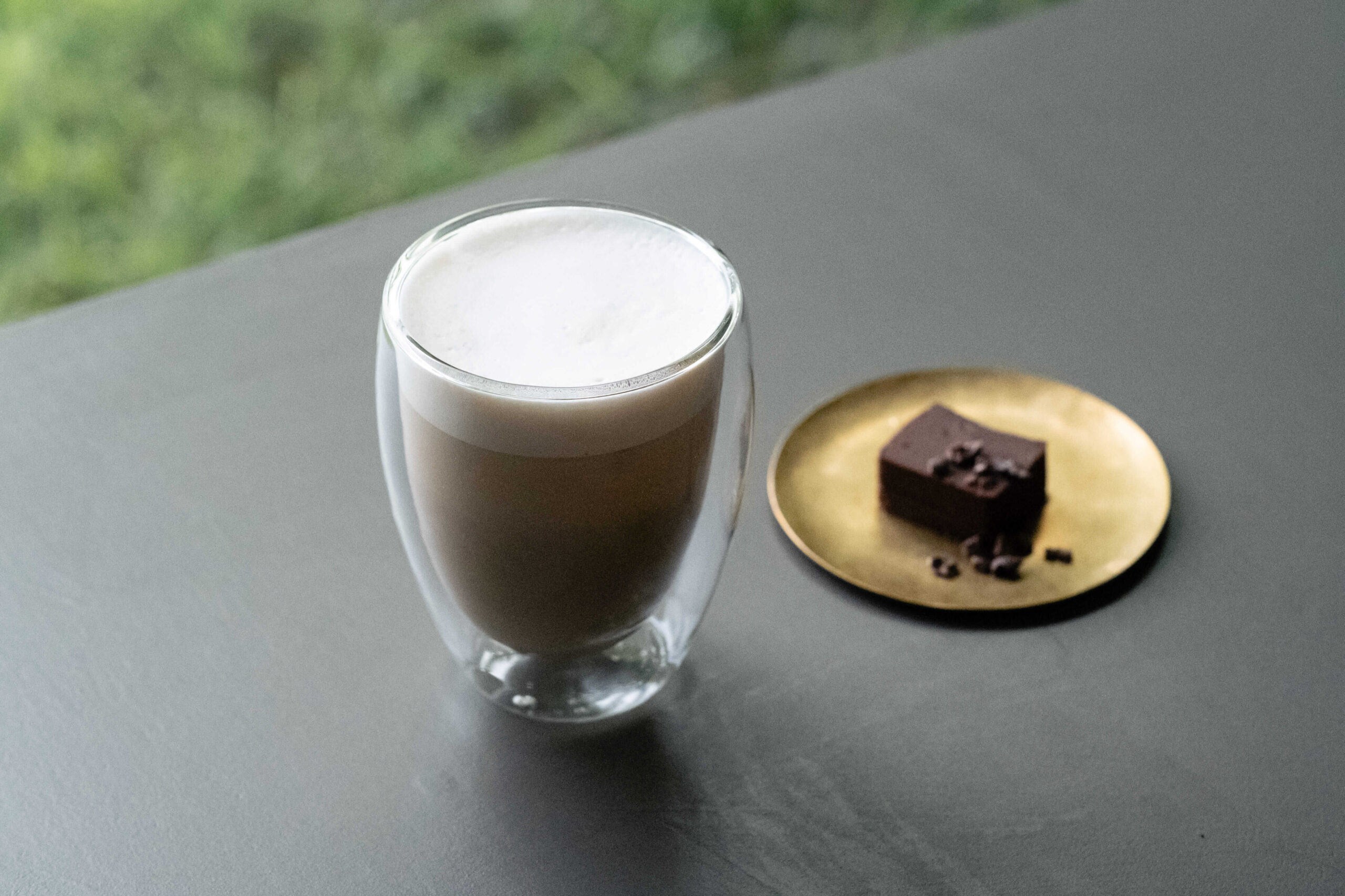 テーブルに置かれたコーヒーとチョコレート